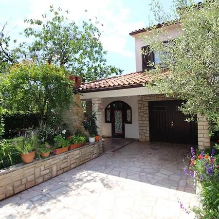 Radojka L Near Centre Apartment Porec